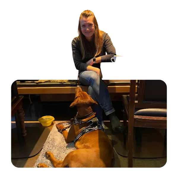Carolin Wolf und ihr Hund bei einer Ruheübung im Restaurant
