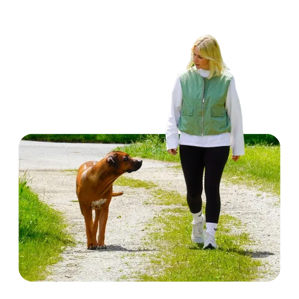 Carolin Wolf und ihre Hündin Holly beim gemeinsamen Spaziergang