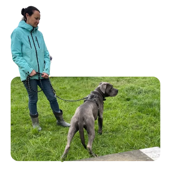 Carolin Wolf mit einem Hund an der Leine